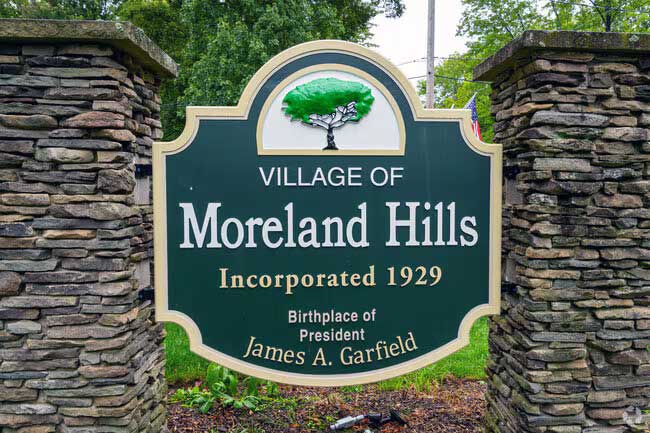 Welcome sign at the border of Moreland Hills, OH